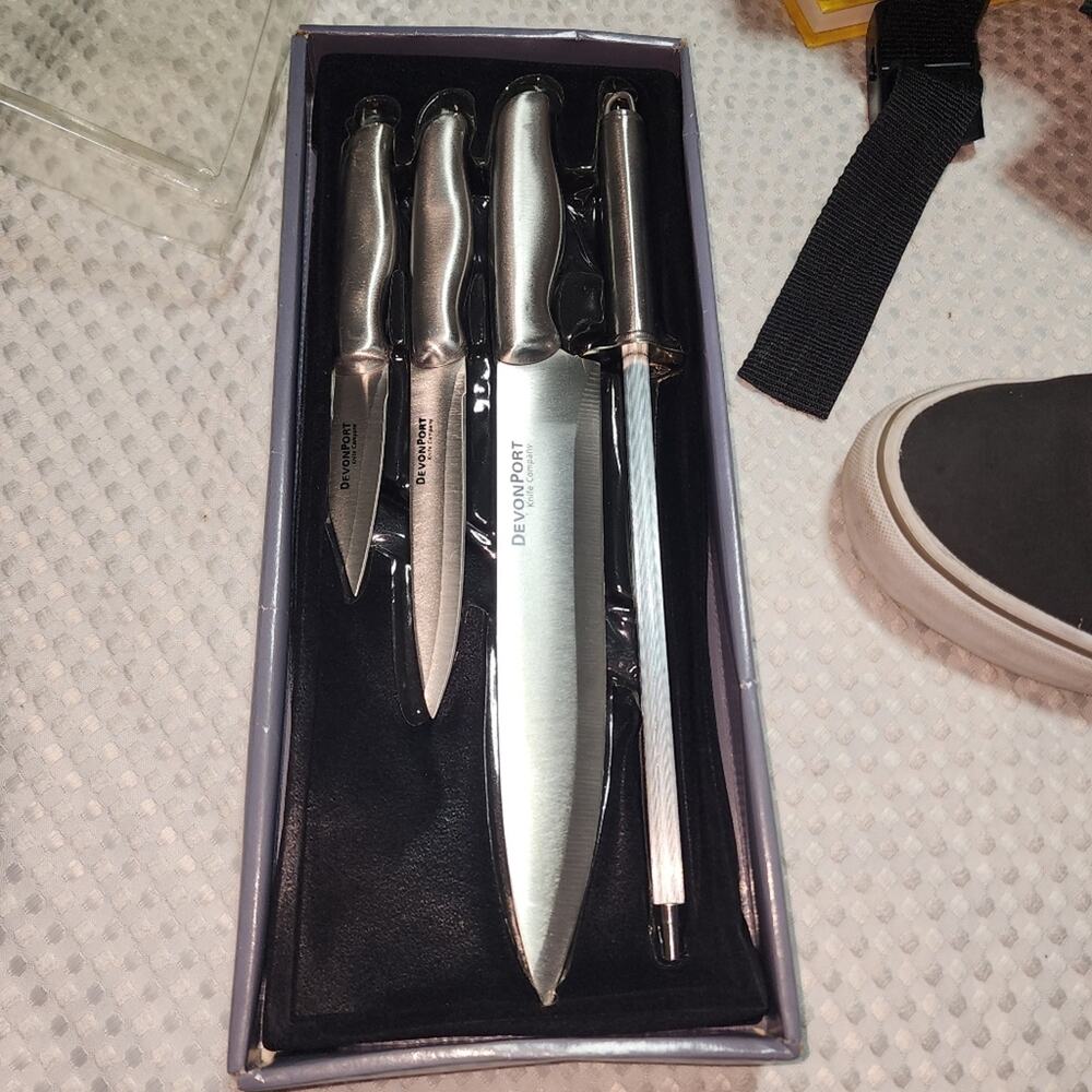 DEVONPORT NWT 4 PIECE STAINLESS STEEL CUTLERY KNIFE SET